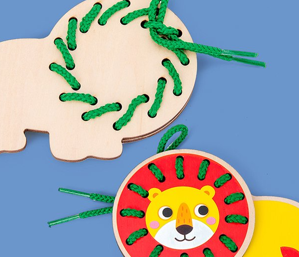 Fából készült interaktív fűzőkártyás játék 4