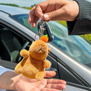 Capybara plüss kulcstartó sárgarépával– 12 cm-es aranyos állatfigura táskadísz és kulcstartó egyben (BBJ) - Image 4