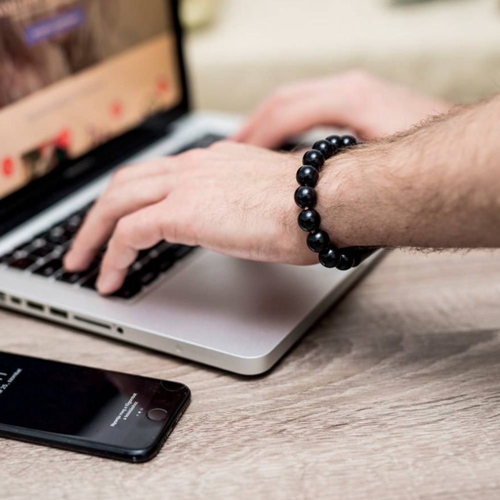 Fekete színű USB töltőkábel karkötő iPhone-hoz – lightning csatlakozó (BLLV)2